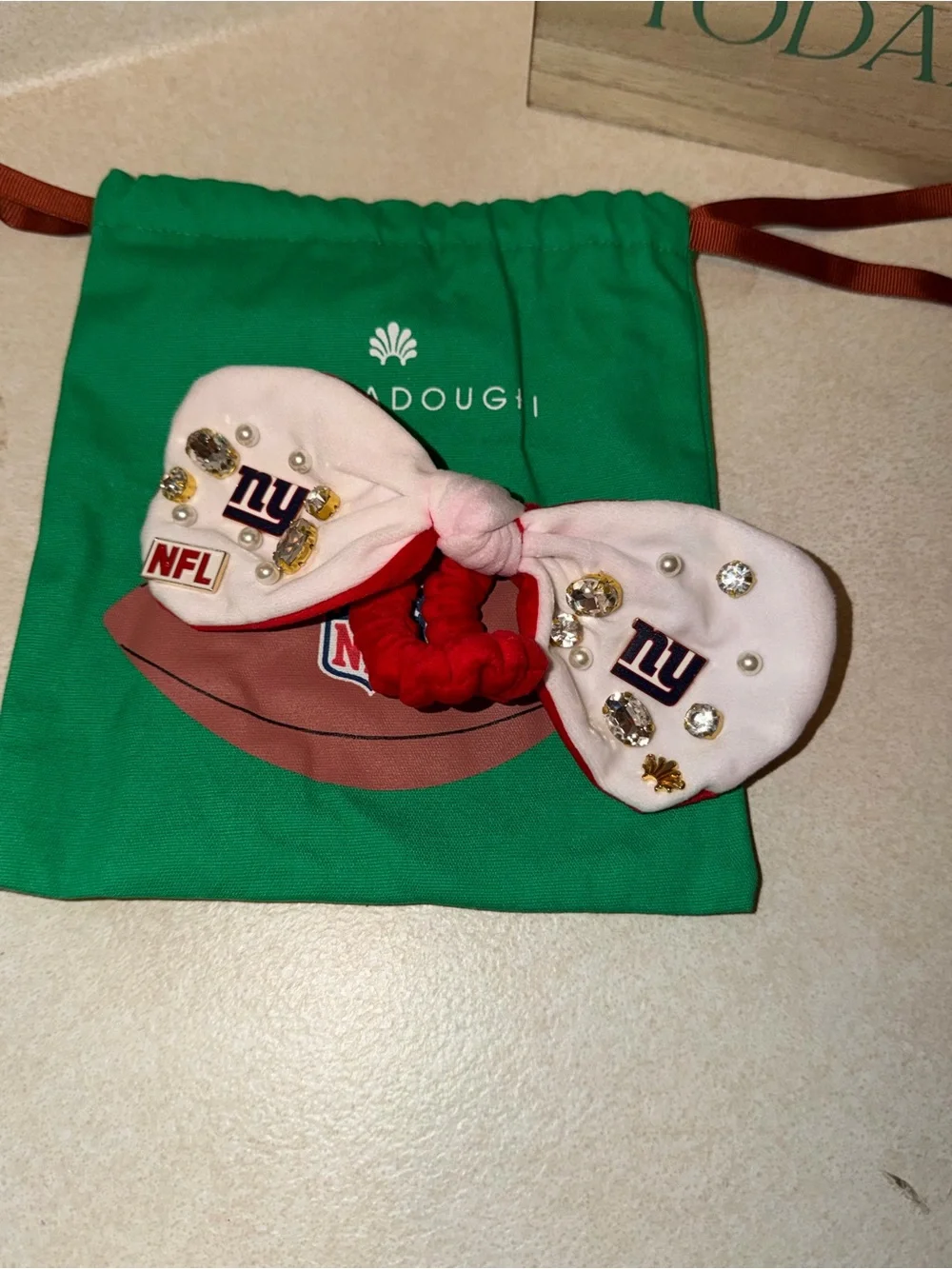 NEW YORK GIANTS LELE SADOUGHI X NFL IVORY RED BOW SCRUNCHIE